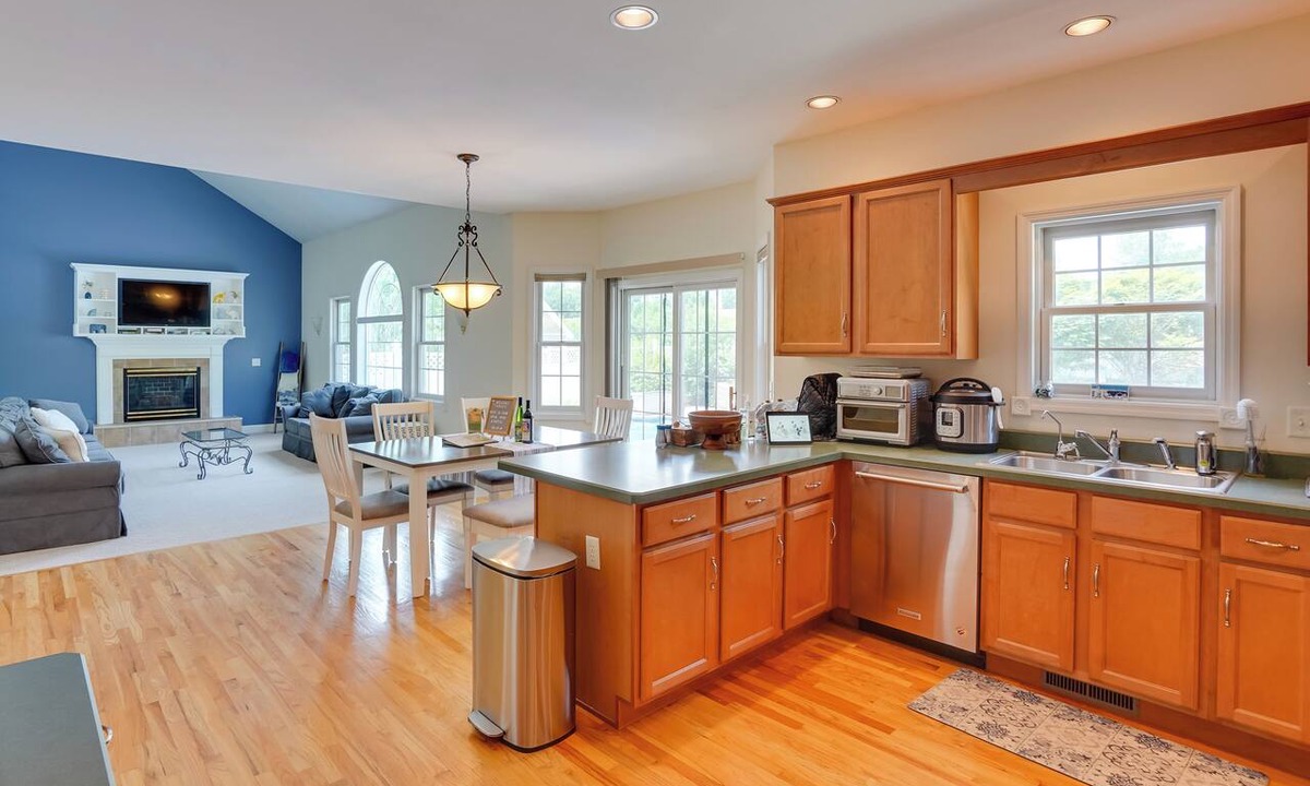 East Greenbush Cottage | Expansive Upstate Home w/Home Theater!