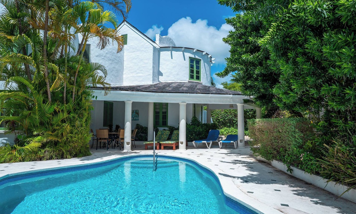 Maxwell Hill Villa | Expansive views of the south coast shopping and entertainment all within 10 min walk.