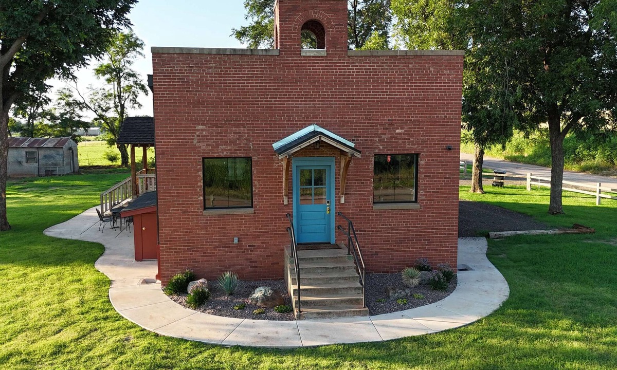 Guthrie House | Experience a cozy, curated stay in our beautifully restored 5BR Schoolhouse and a hydrotherapy massaging hot tub.
