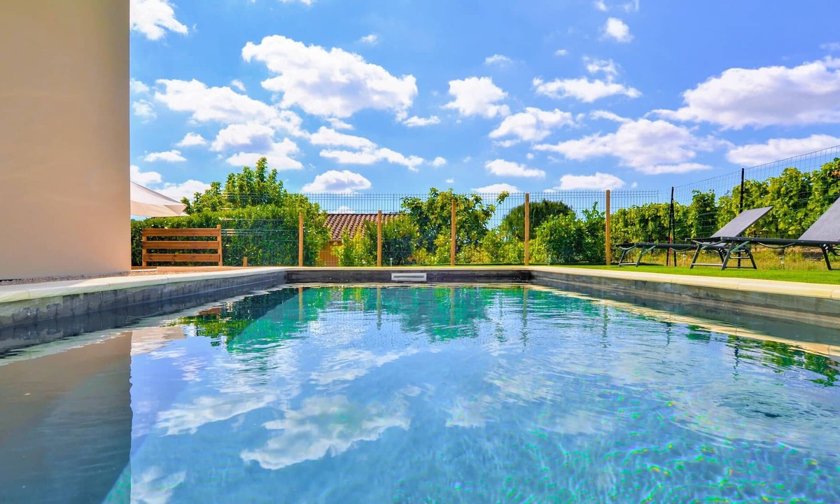 Mormoiron House | Experience a wonderful vacation in this air-conditioned and independent vacation home with private p