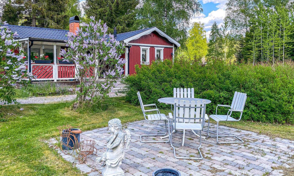 Sala House | Experience an idyllic location near the lake Ljömsebosjön