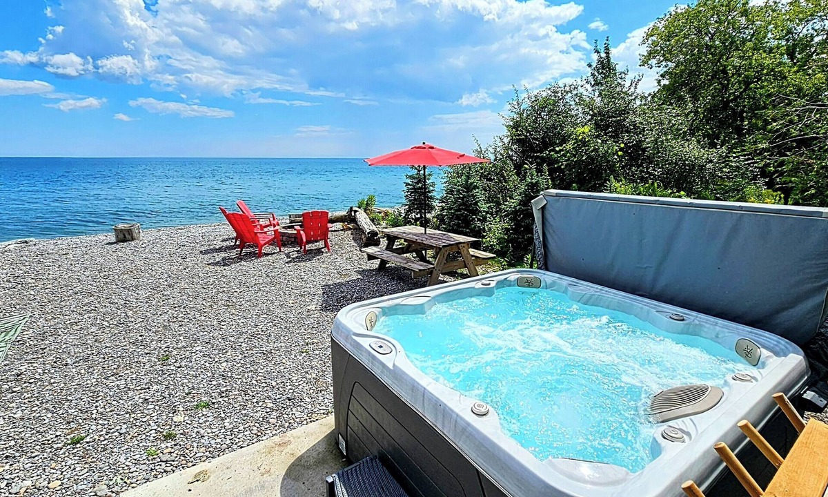 Bowmanville Cottage | Experience Blissful Lakeside Living: Retreat with Stunning Views, Beach Access