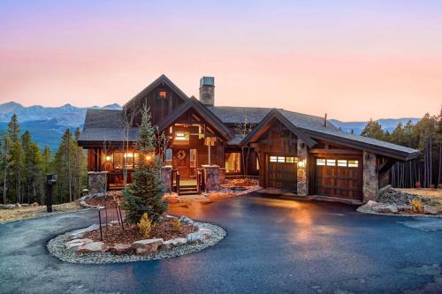 Baldy Mountain House | Experience luxury at Three Sisters Lookout with stunning mountain views and Private Hot Tub