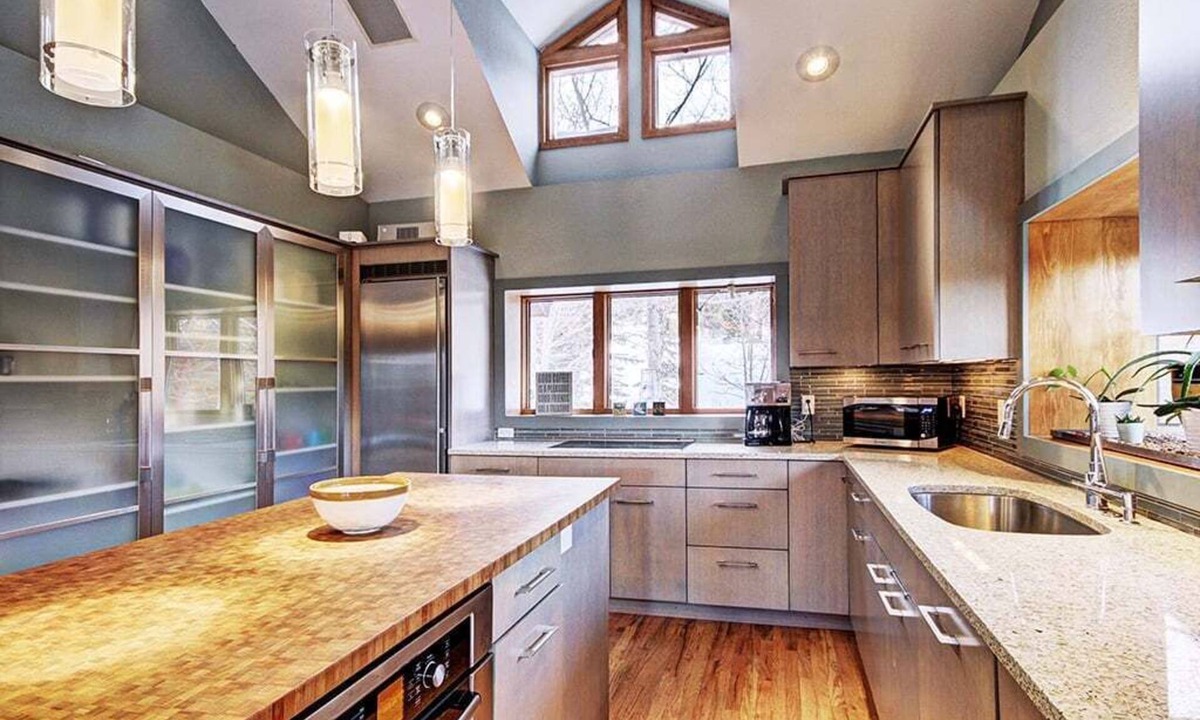 Baldy Mountain House | Experience luxury at 10 Southface, a spacious 4BR home in Breckenridge with mountain views.