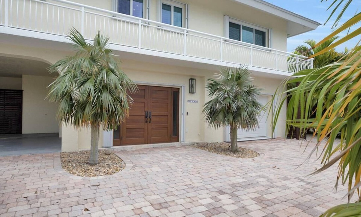 Venetian Shores House | Experience luxury at Casa De Bliss, a spacious 4-bedroom canalfront retreat in Islamorada.