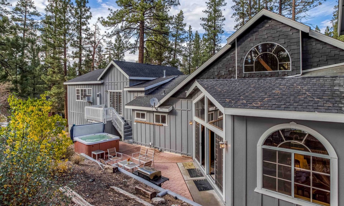 Fox Farm House | Experience luxury and splendor with private spa, game room + updated kitchen