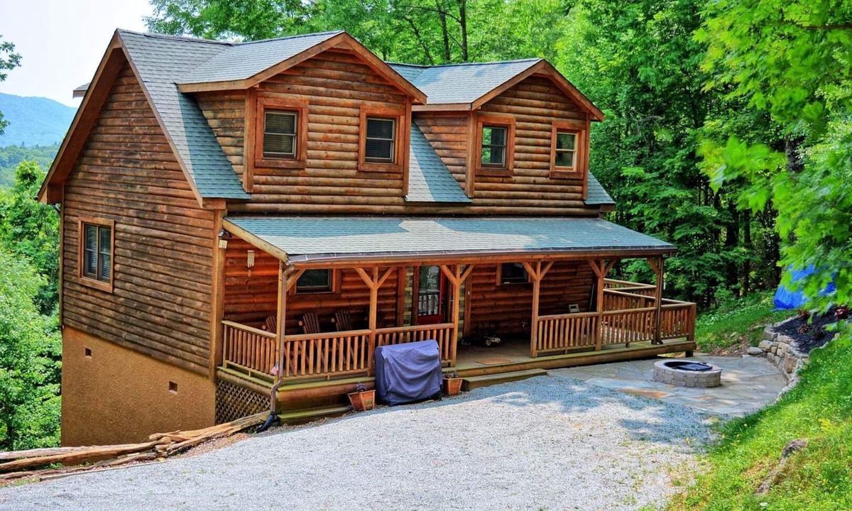 Seven Devils Cabin | Experience mountain luxury in this 3BR cabin, perfect for 8, in Seven Devils, NC.