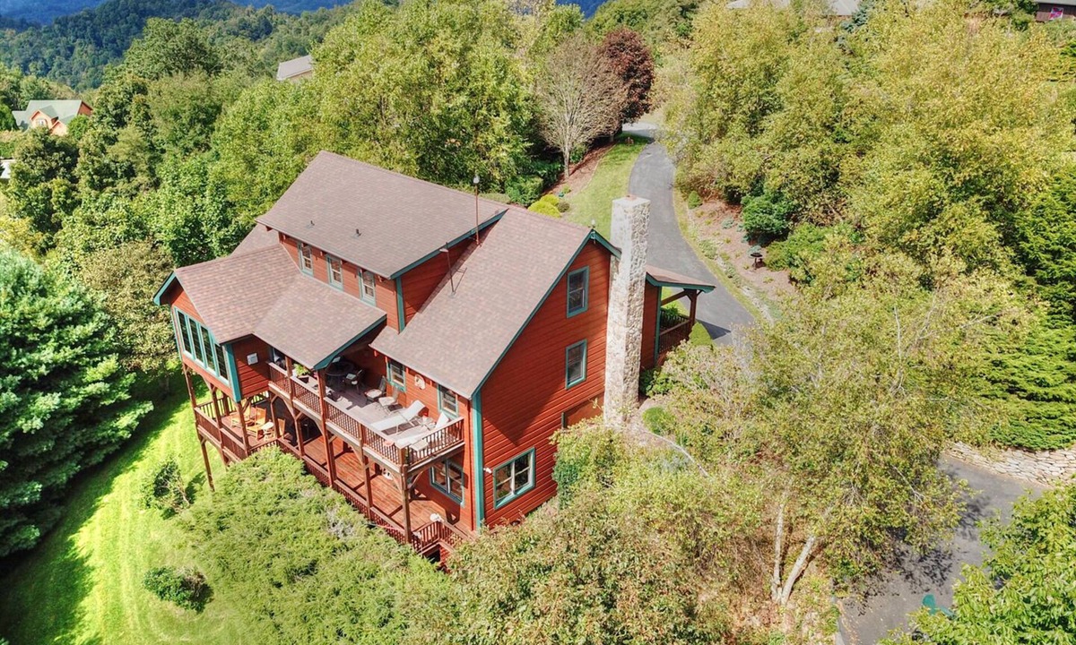 Boone Ski Chalet | Experience mountain views in this 3-bedroom chalet, perfect for family getaways in Boone, NC.