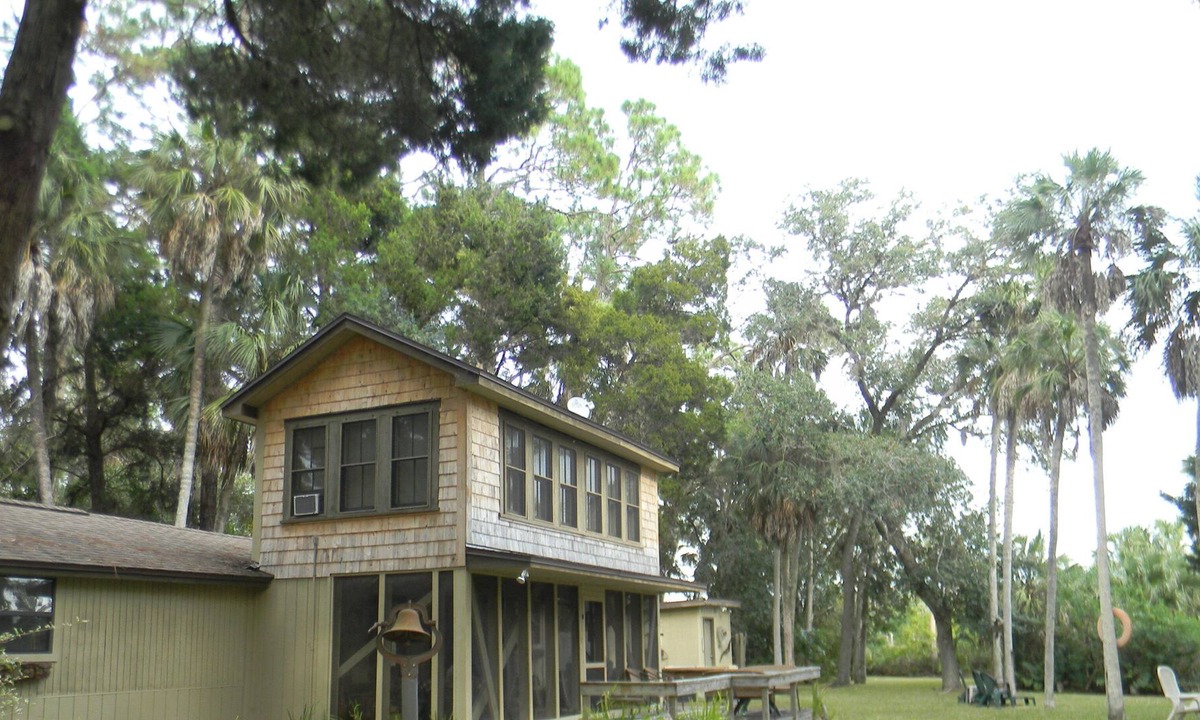 Weeki Wachee Gardens Cottage | Experience 'Old Florida' from a Charming Waterfront Cottage