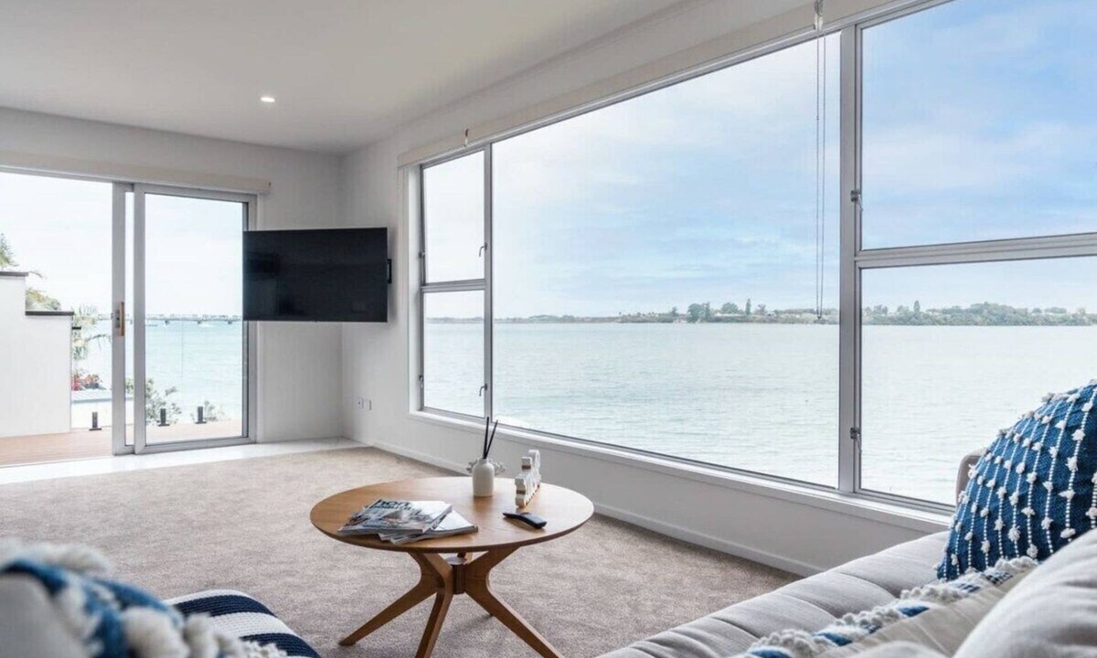 Tauranga House | Experience Paradise: Beautiful 4bd Beachfront w/ Breathtaking Views