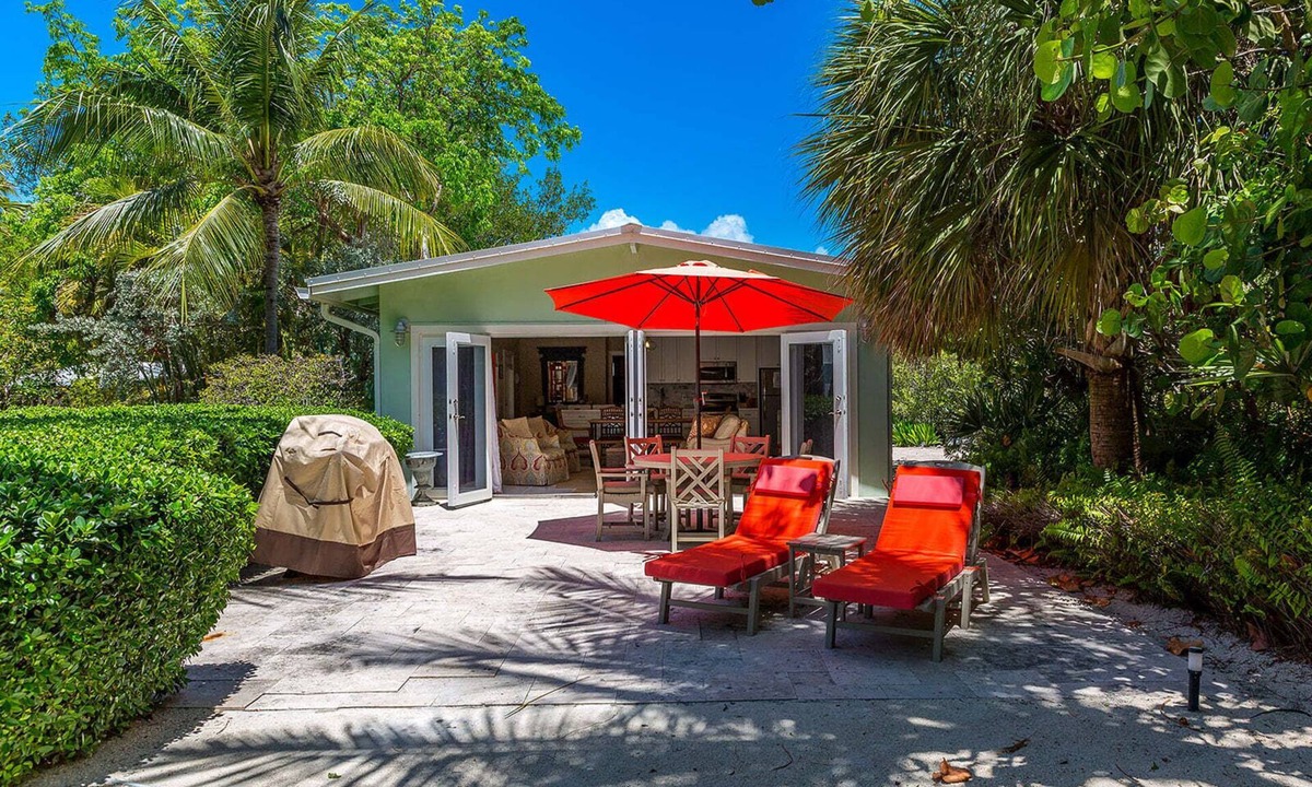 Islamorada Cottage | Experience paradise at Green Cottage, a charming 2-bedroom oceanfront retreat in Islamorada!