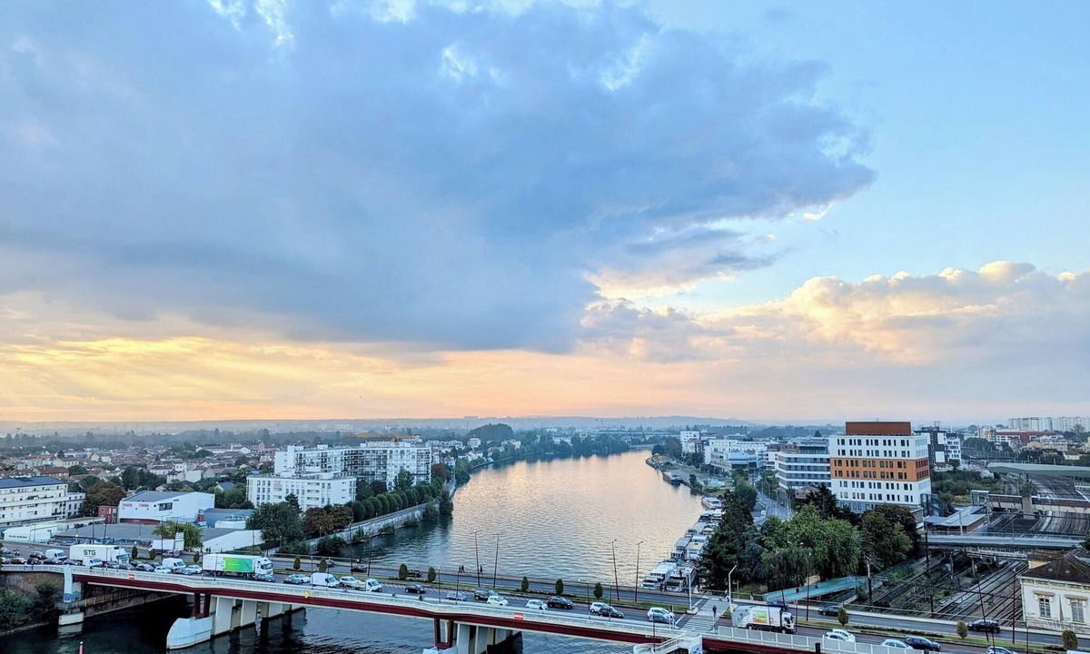 Choisy-le-Roi Apartment | Experience Parisian Living with Breathtaking Seine Views! 🌟4-8 People Family