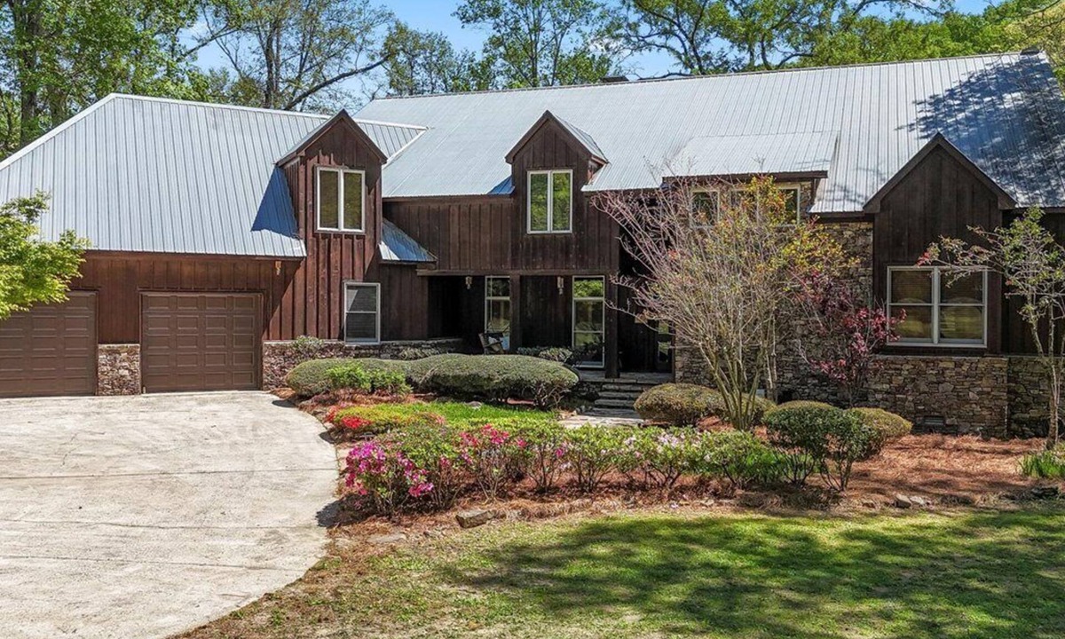 Horton House | Experience Peace by the Creek A 5-Bedroom Retreat