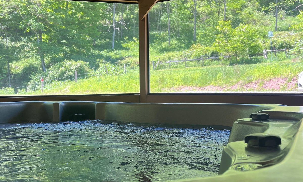 Allegheny Mountains Cabin | Experience Seneca Rocks in a cozy 4-bedroom cabin HOT TUB, POOL TABLE, FOOSBALL.