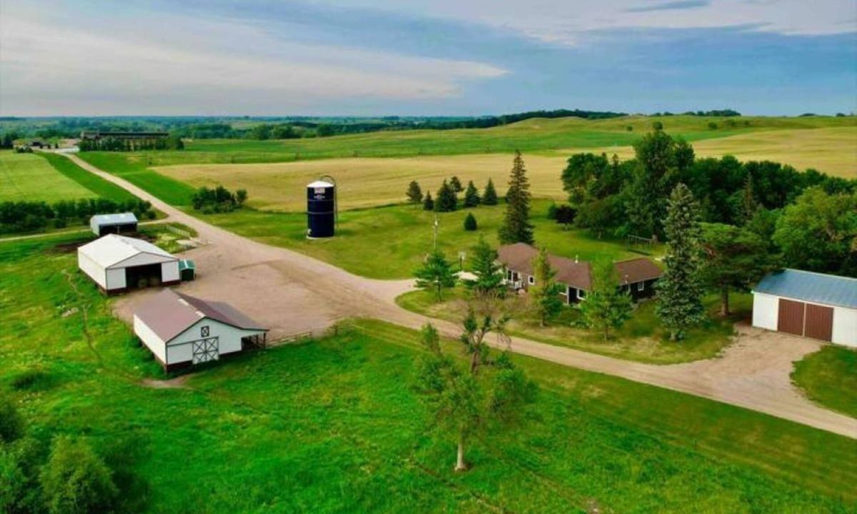 Starbuck House | Experience Starbuck charm in our spacious 5-bedroom retreat