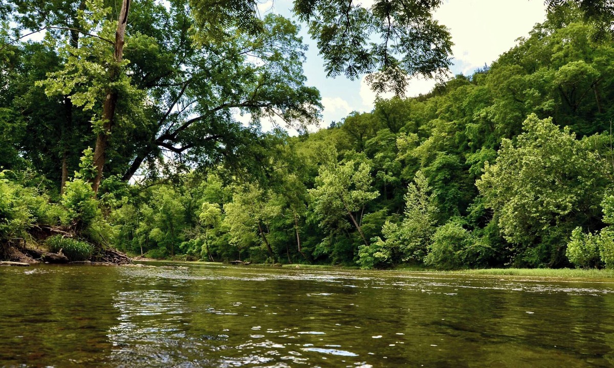 Branson Cabin | Experience the timeless charm of the Pinecrest Cabin, a delightful twist on the classic cabin style. Step inside and be greeted by the warm and rustic log cabin ambiance that will transport you to the heart of Branson, MO.