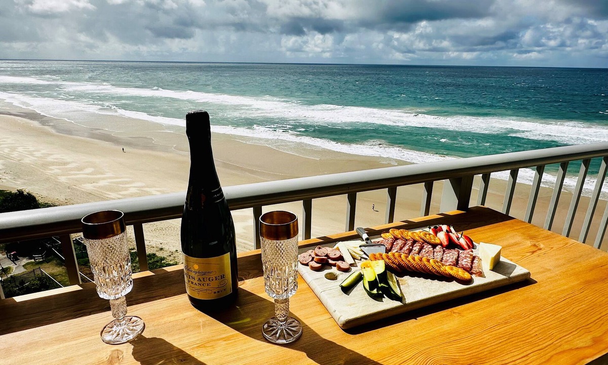 Main Beach Apartment | "Experience the Ultimate Beachfront Getaway ! Breathtaking Views!"