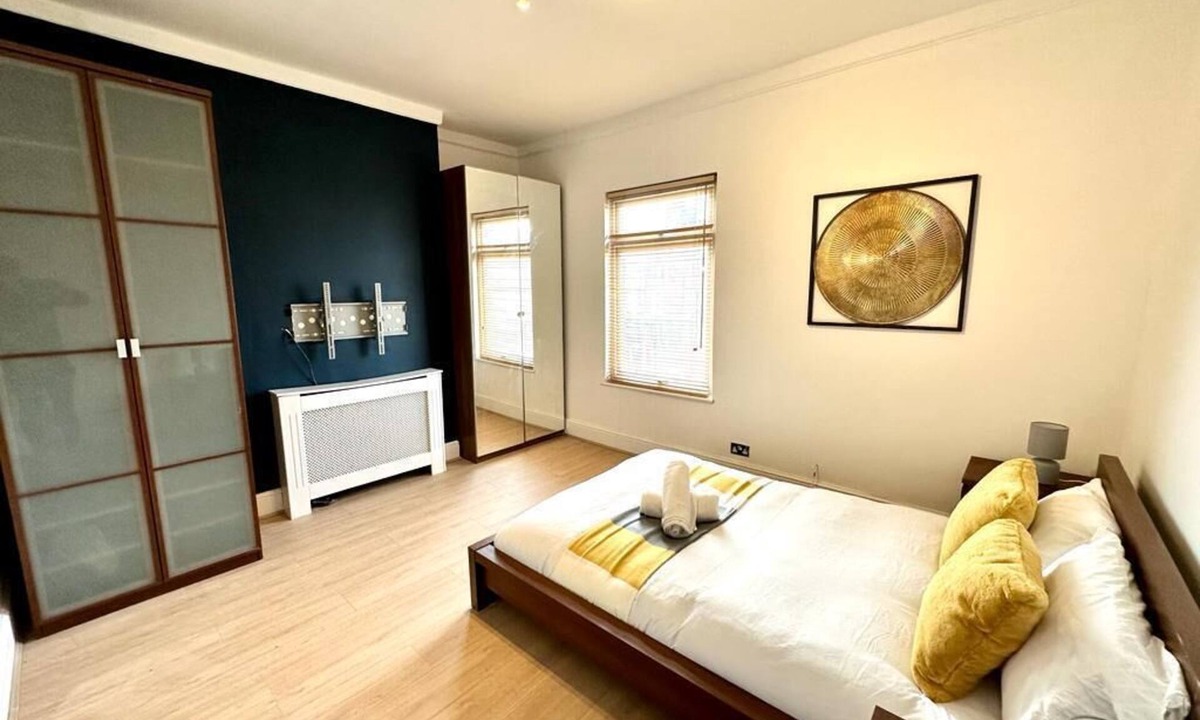 Liverpool House | Experience the ultimate relaxation in this charming 3 bedroom in L8 area