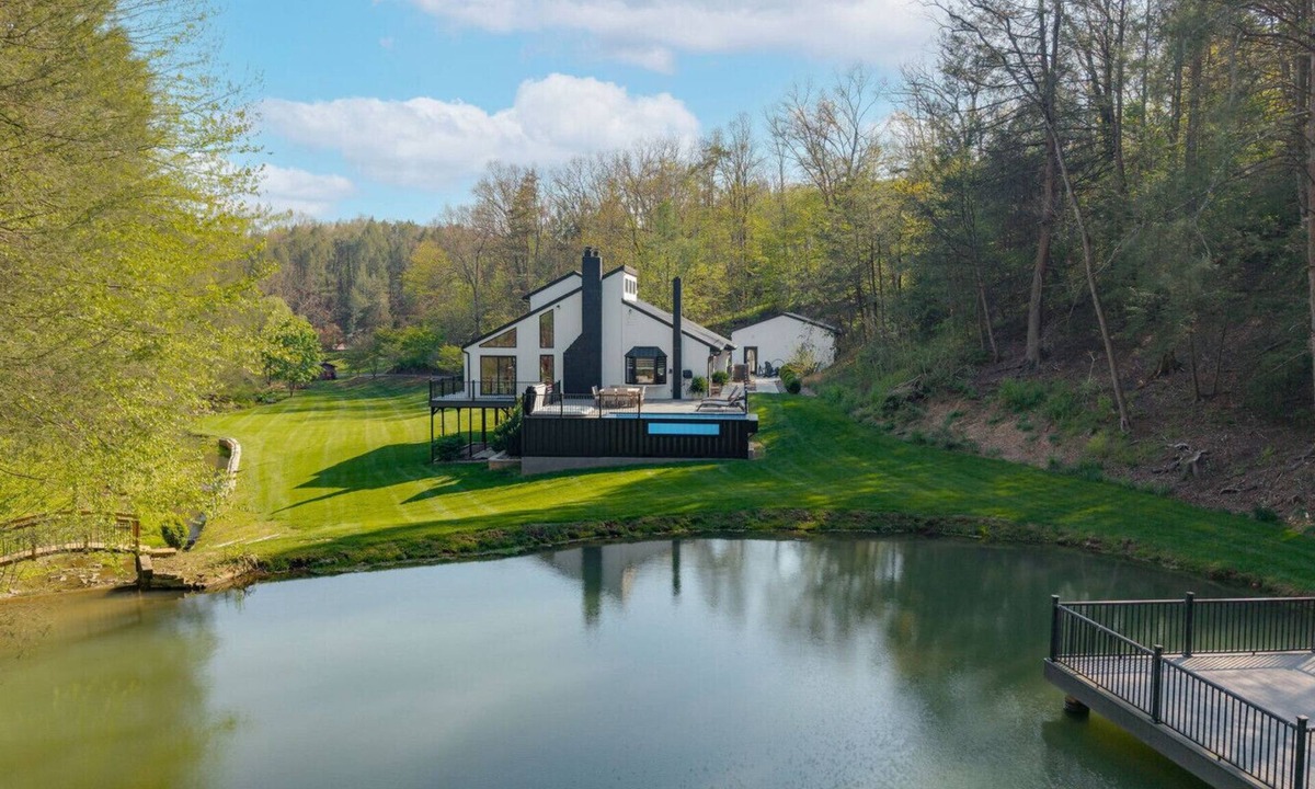 Duncannon Cabin | Experience the views from the hot tub or stargaze on the deck. Play games, relax around the fire pit, and make memories to last a lifetime!