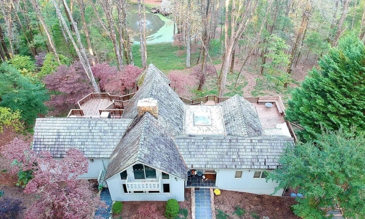 Charlottesville House | Experience Timeless Sophistication right in the Heart of Charlottesville!