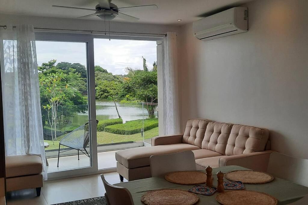 Jaco Apartment | Experimente místico en este apartamento increíble con vista al lago
