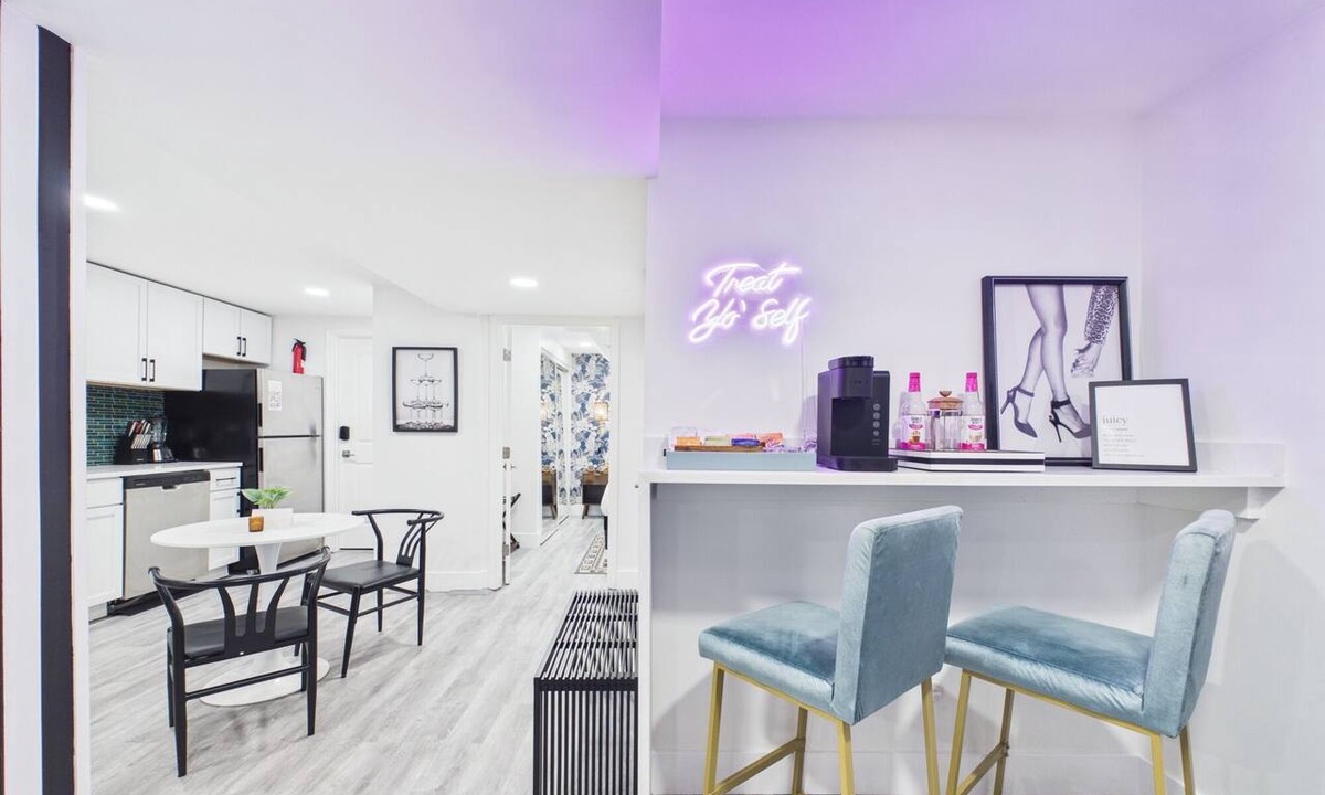 Wrigleyville Apartment | Expertly designed 2BR Art Deco sanctuary.