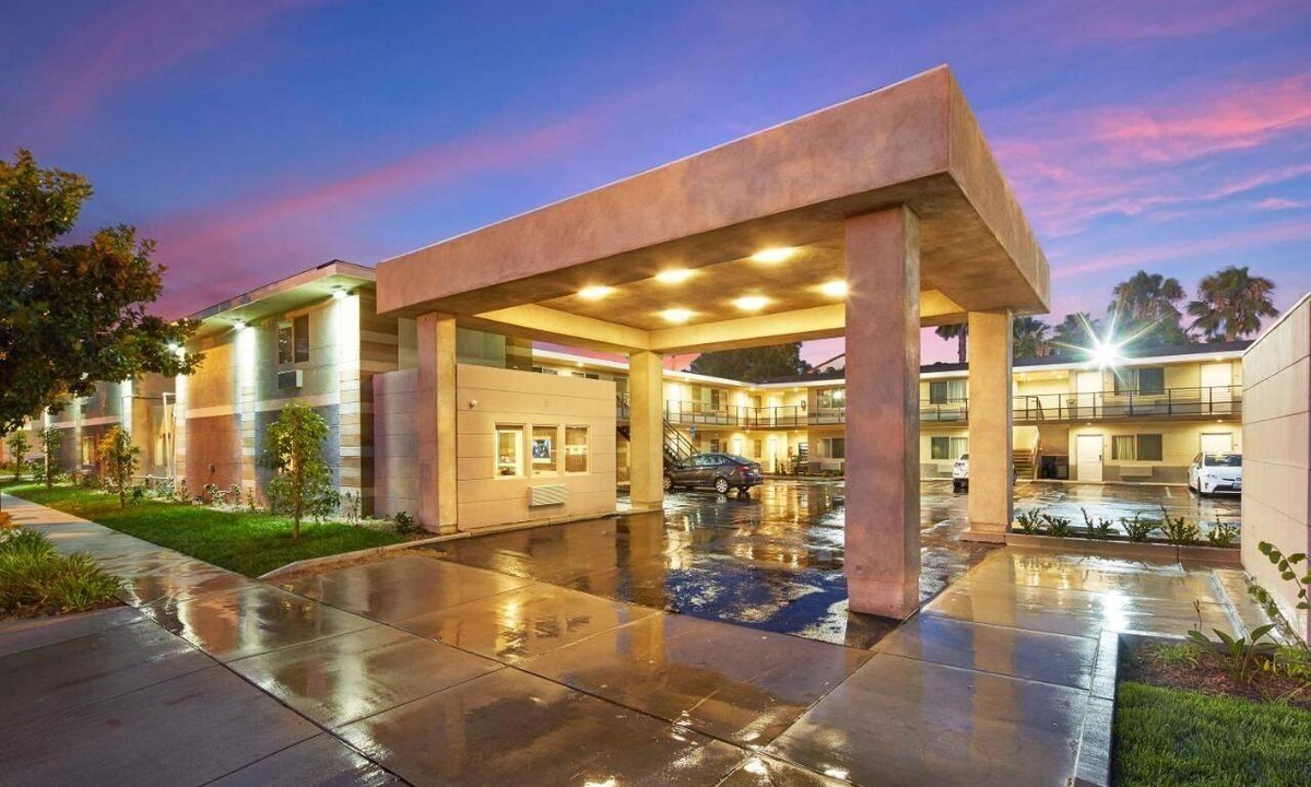 Anaheim Resort Hotel | Explore Anaheim – Steps to Disneyland, Anaheim Ice & Must-See Attractions!
