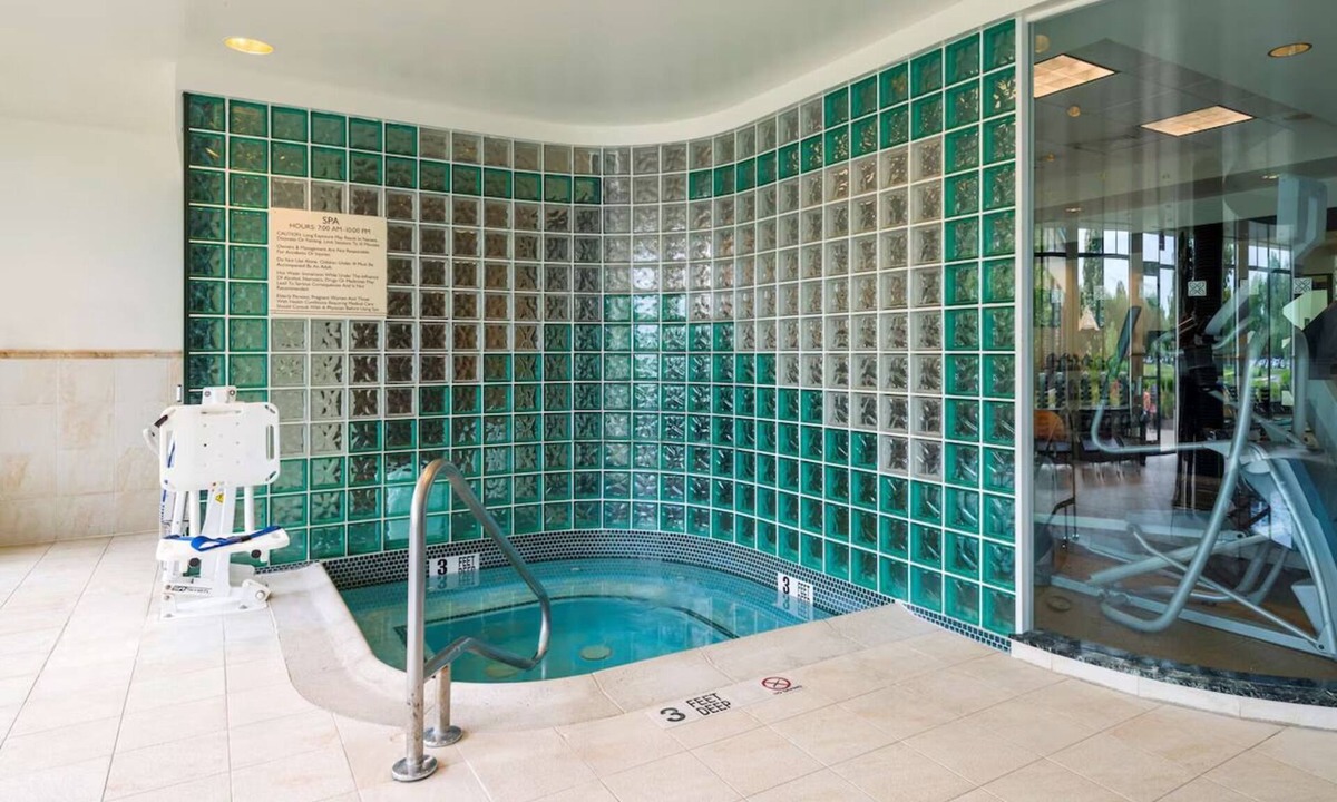Silver Lane Hotel | Explore Hartford: Cozy Stay with Free Parking & Easy Access to Attractions
