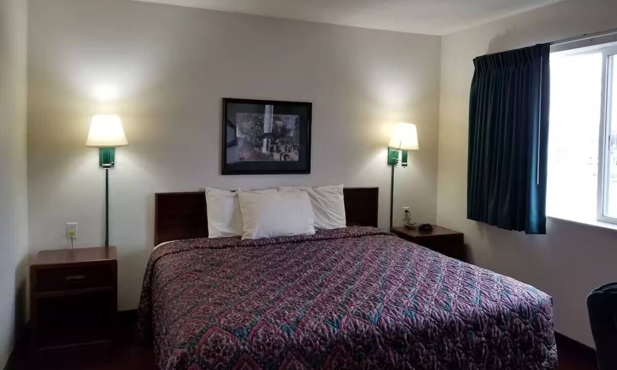 Dell Rapids Hotel | Explore & Relax | Breakfast Included | Sioux River & City Attractions Access