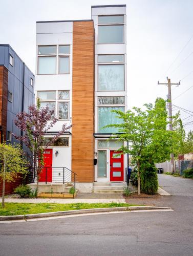 Mount Baker Apartment | Explore Seattle - Free Parking, Steps to Light Rail, Stadiums and VA