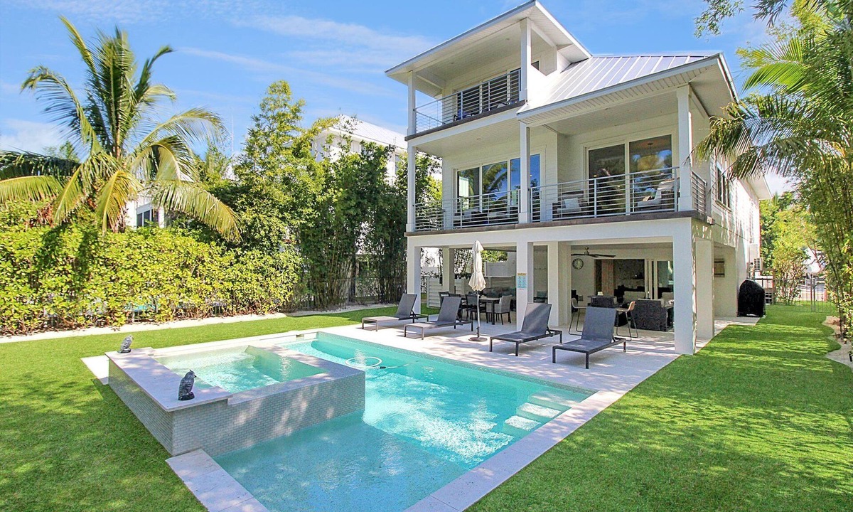 Longbeach Village House | Exquisite 3 BR/3.5 BA home with pool and spa on Longboat Key - The Captain's Quarters