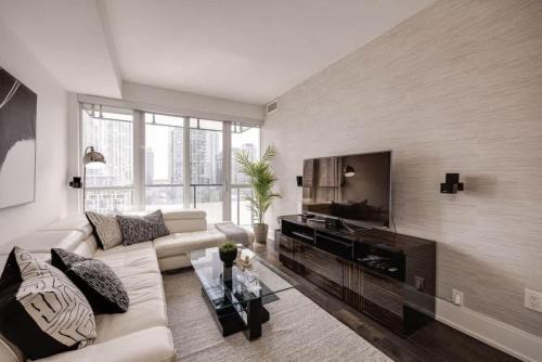 Wellington Place House | Exquisite 3BR Suite Downtown Toronto with Balcony