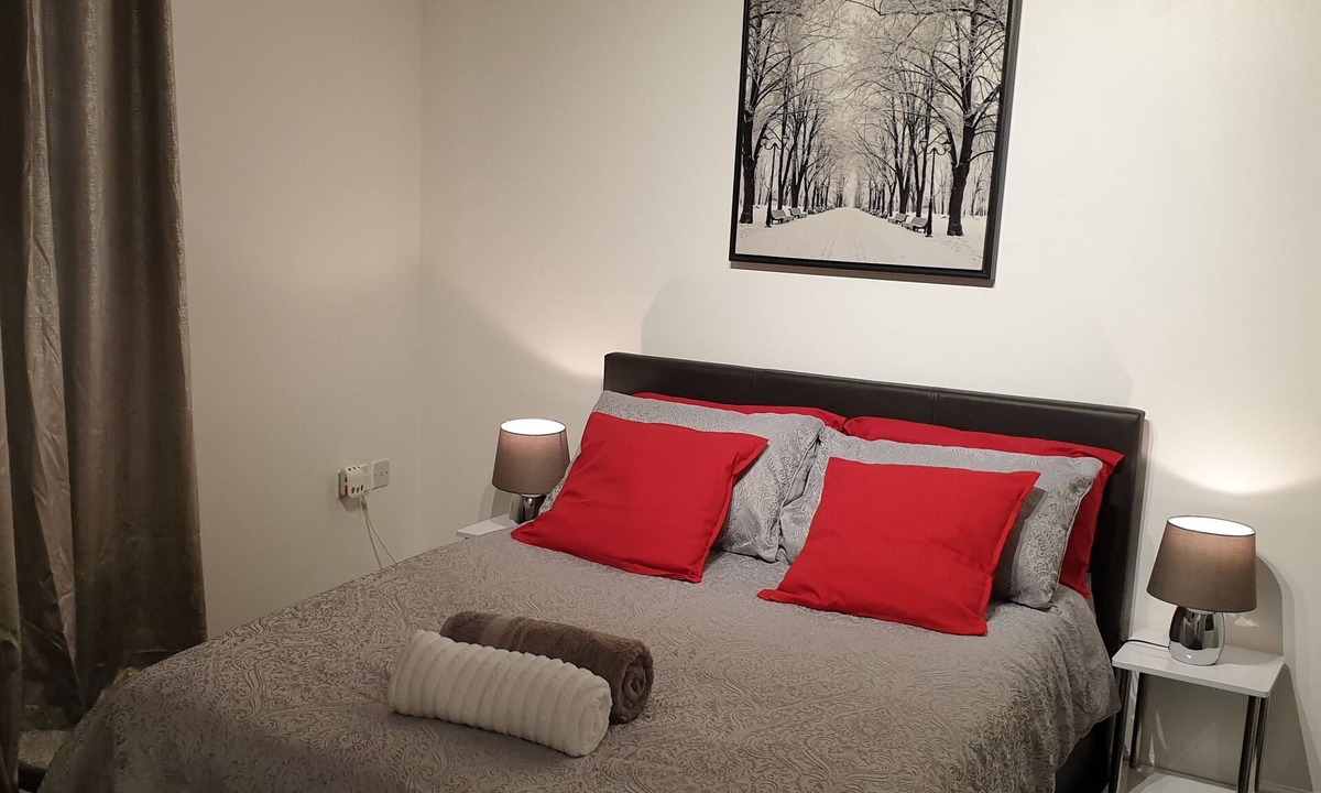 Sittingbourne House | Exquisite 4 - Bed Whole House (Private Bath, Modern Kitchen, Free Parking, WiFi)