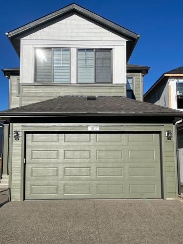 Southwest Calgary House | Exquisite 4BR & 3 Baths 2000sqft Home