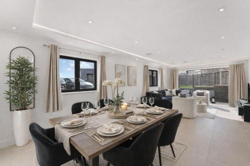 Gerrards Cross House | Exquisite 4BR Designer Home with Smart Features, Free Parking & SkyStream - Sleeps Up To 10 in Gerrards Cross SL9
