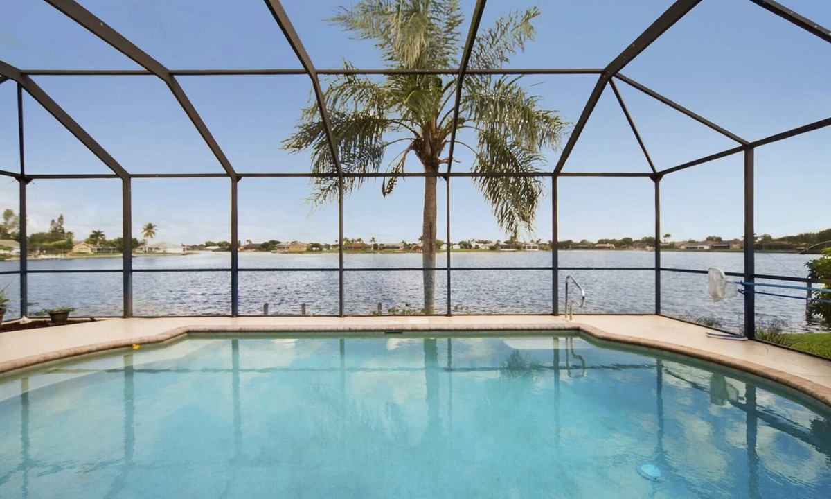 Fort Myers Villa | Exquisite Lakeview Oasis: Charming 3 bd, 2 bath vacation rental with heated pool