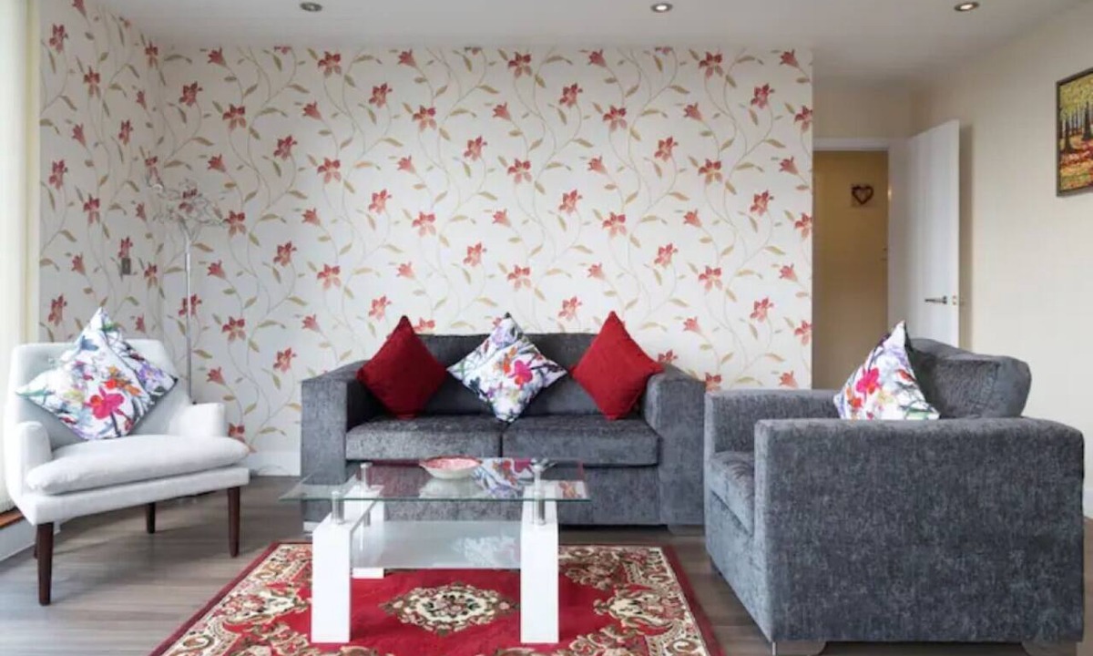 Cambridge Apartment | Exquisite Modern Station Penthouse with Balcony, Parking & Sleeps 6