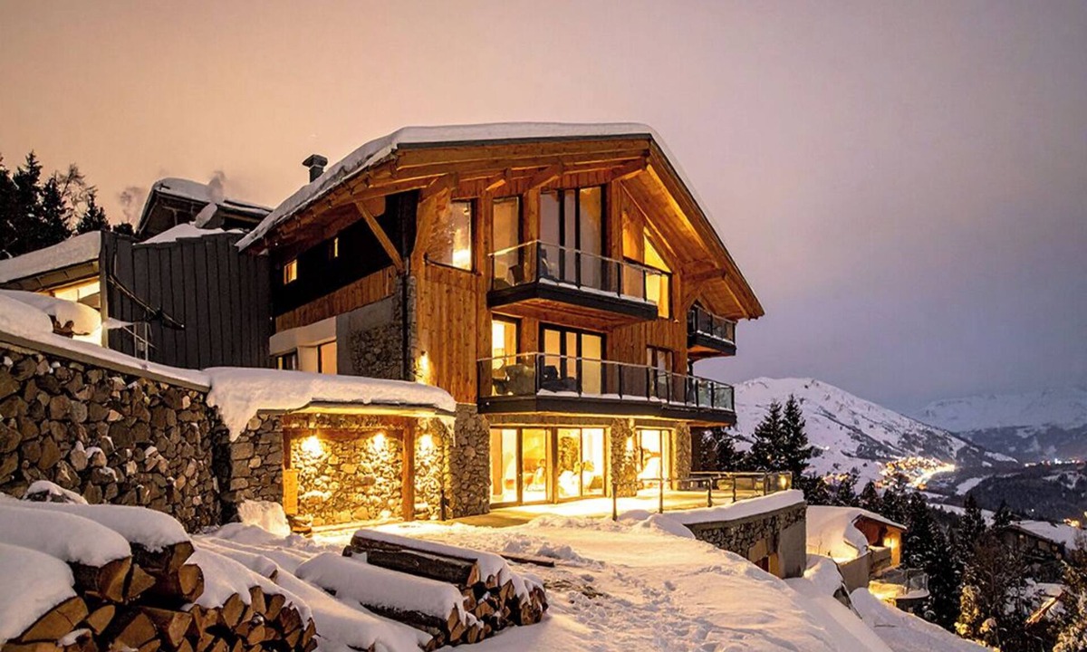 Hirafu Ski Chalet | Exquisite Prime Hirafu Chalet With Outdoor Jacuzzi and Fire Pit