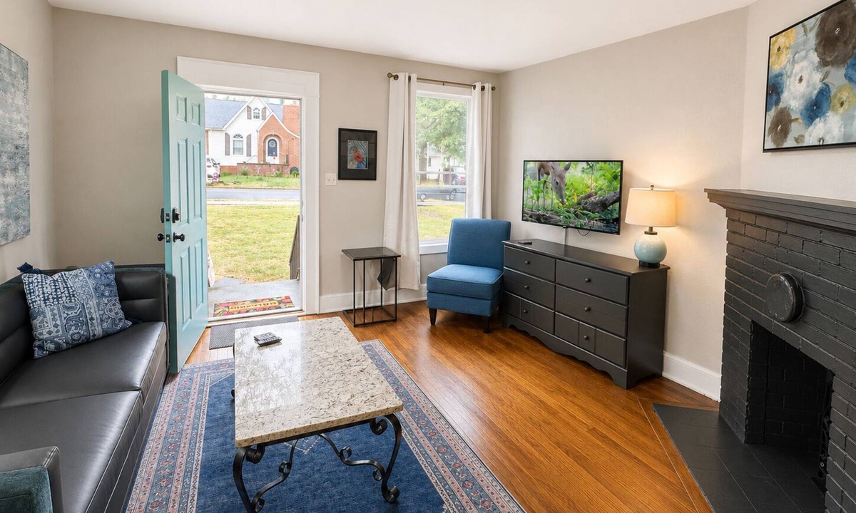 Hickory Apartment | Extended Stay NE Hickory 1 Bedroom 1 Bath Workspace, Washer Dryer, duplex apt.
