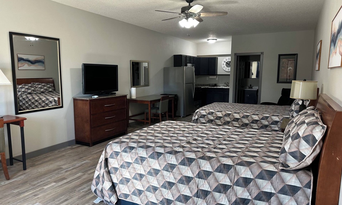 Eddyville Cabin | Extended Stay Studio Suite- 2 queen beds plus full kitchen