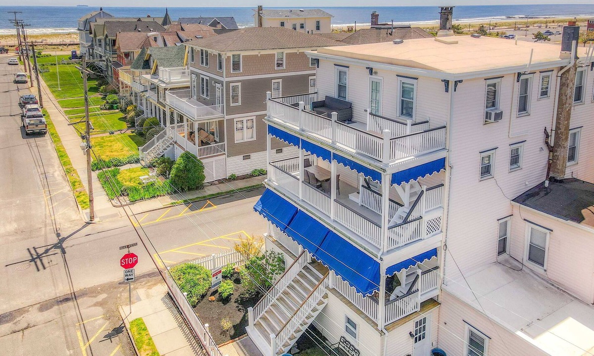 Wall House | EXTRAORDINARY 9 Bedroom Vacation Home - 1 block to the Beach