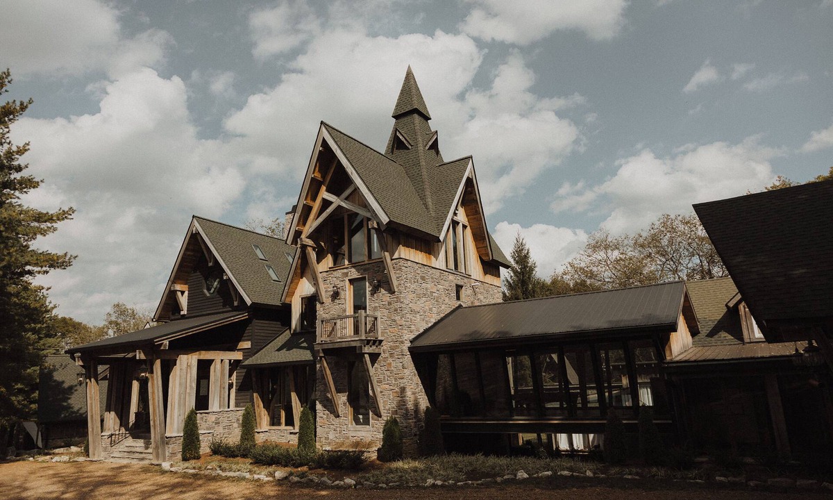 Franklin House | Extraordinary Manor at Dark Horse Estate