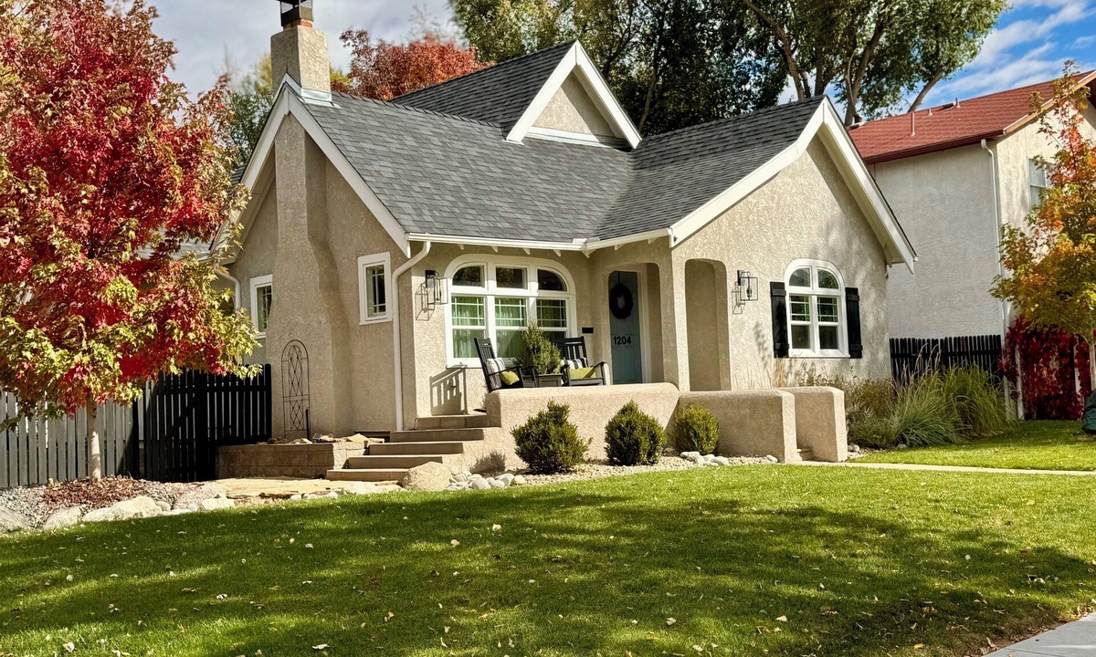 Central Colorado Springs House | Extremely Clean!🏡1928 Columbine Cottage-Hot Tub,Fire Pit,Hiking,Pikes Peak Views