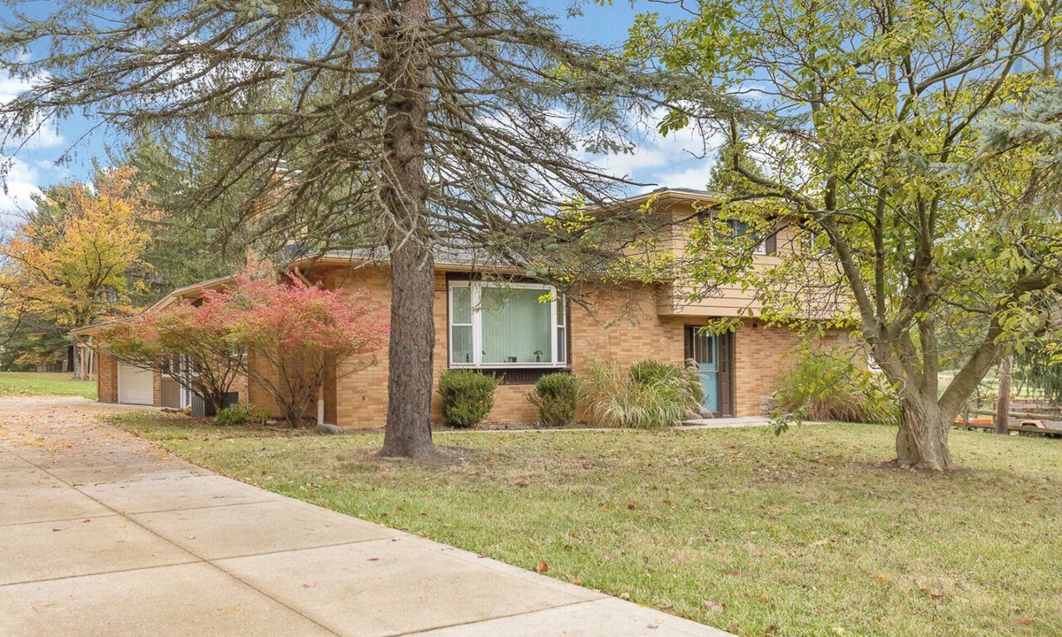 North Royalton House | Extremely Convenient & Peaceful Country House with AC on 2 Acres