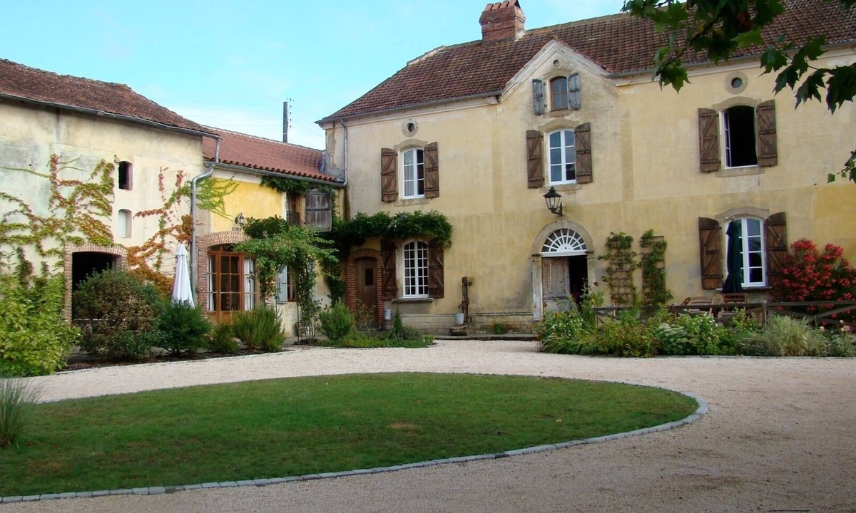 Lascazeres House | Extremely spacious, Country Farmhouse with pool & summer kitchen, sleeps 13+