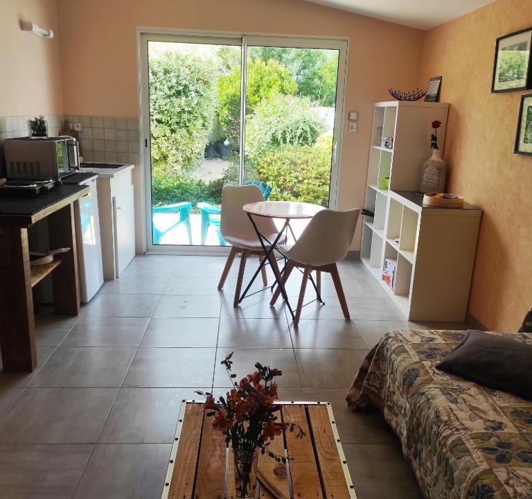 Saint-Gervais House | F2 privatif avec chambre et salle de bain privées et séparées chez l habitant nous aimons l appeler le Studio, mais il s agit d' un petit F2 avec chambre séparée ainsi que la salle de bain et les toilettes, il y a une petite terrasse privée