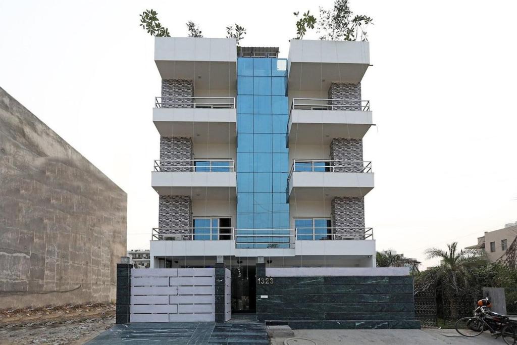 Sector 31 Hotel | FabHotel Golden Leaf