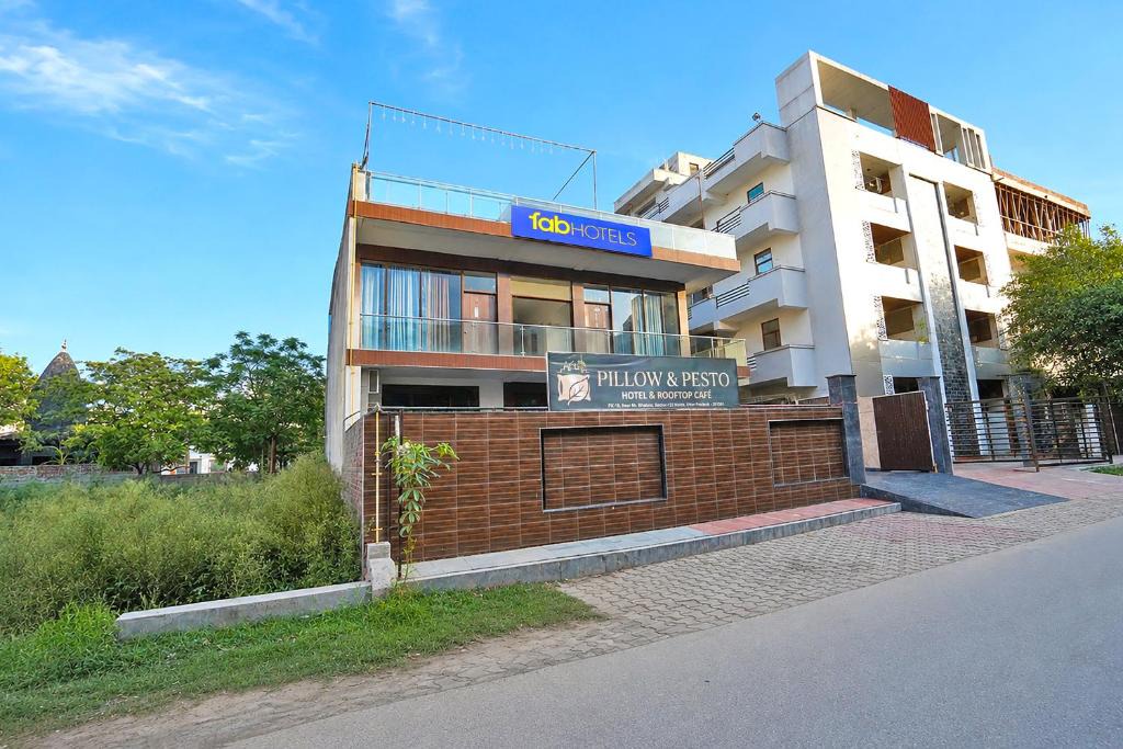 Noida Hotel | FabHotel Pillow & Pesto