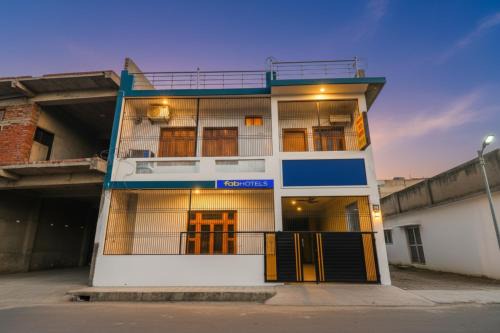 Ayodhya Hotel | FabHotel Rameshwaram Guest House - 500m From Ram Mandir