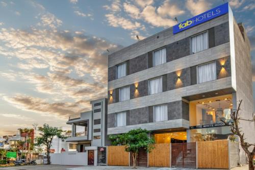 Shyam Nagar Hotel | FabHotel The White Moon